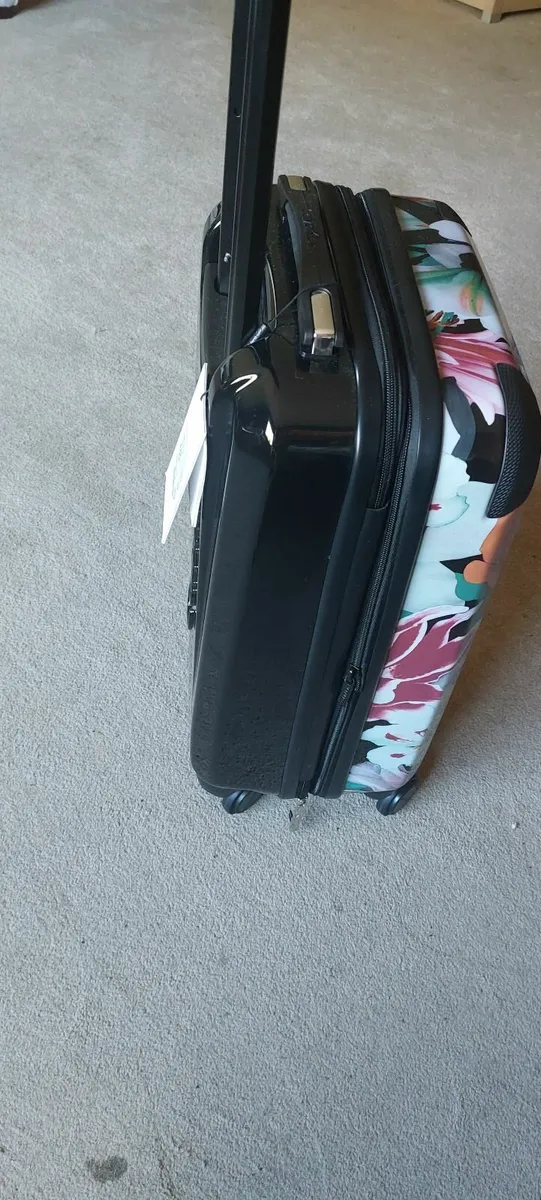 Wow Calvin Klein suitcase NEW - Image 4
