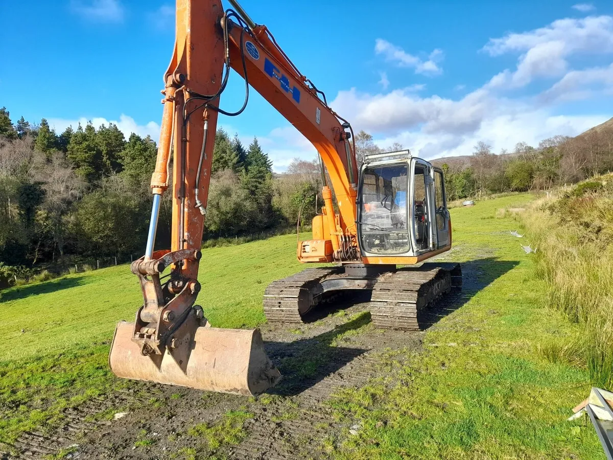 Hitachi ex 135 - Image 1
