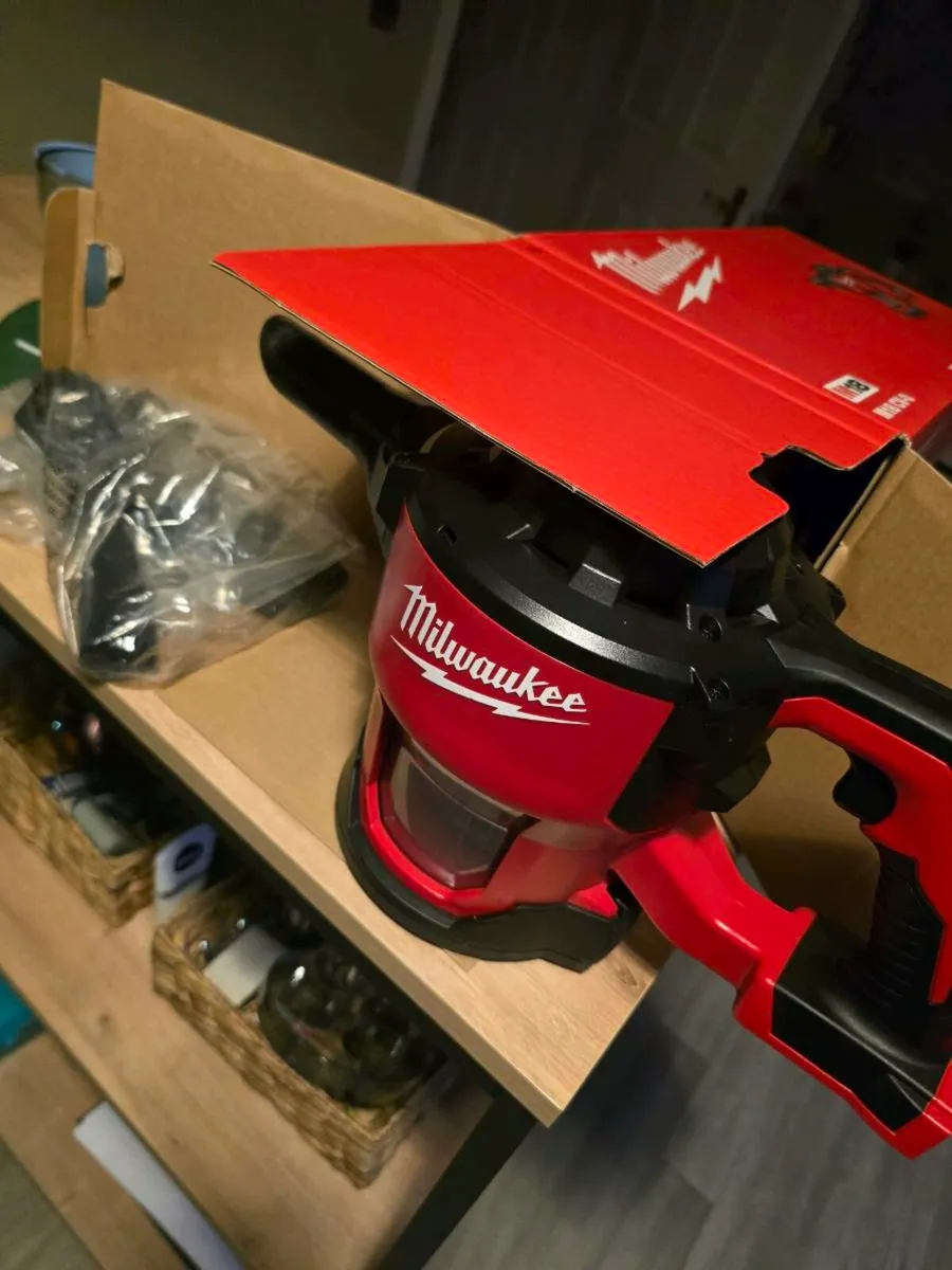 Milwaukee m18 hoover - Image 2
