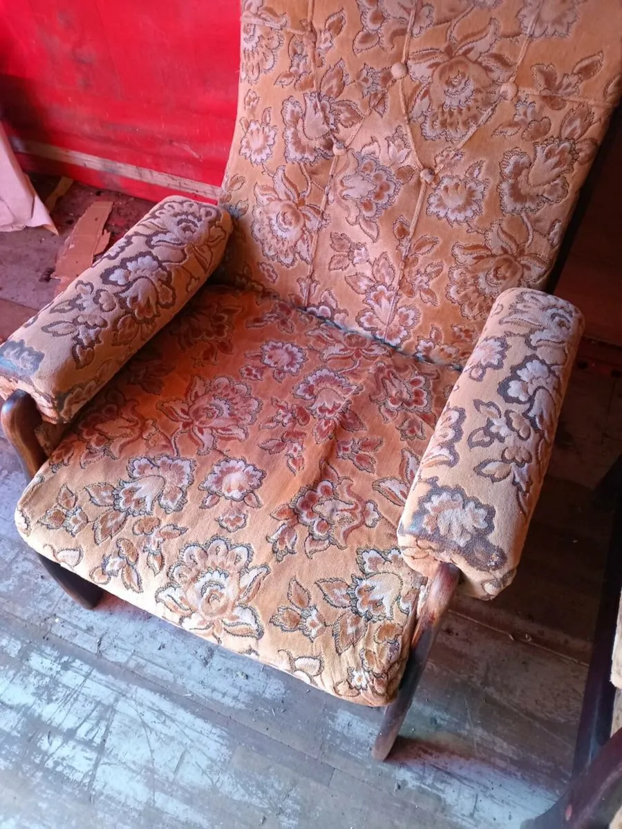 Old style 2 seater couch and armchairs - Image 4