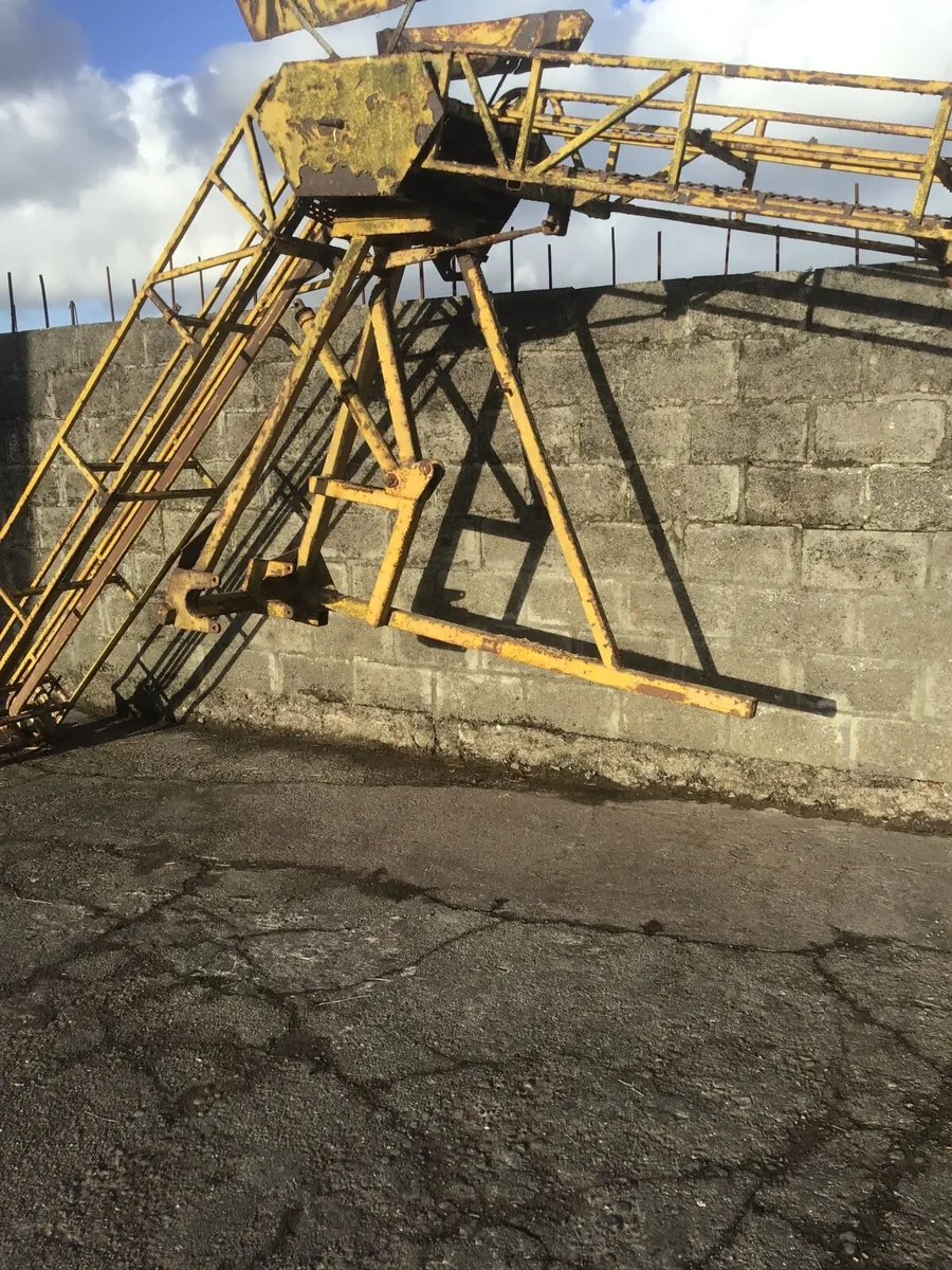 Side mounted small square bale elevator tractor - Image 3