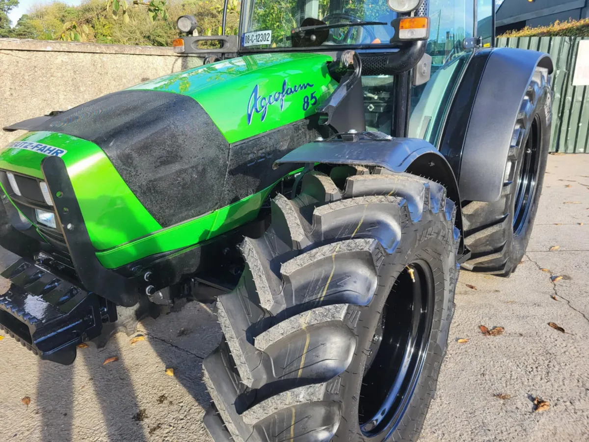 Deutz Agrofarm 85 with Laoder - Image 4