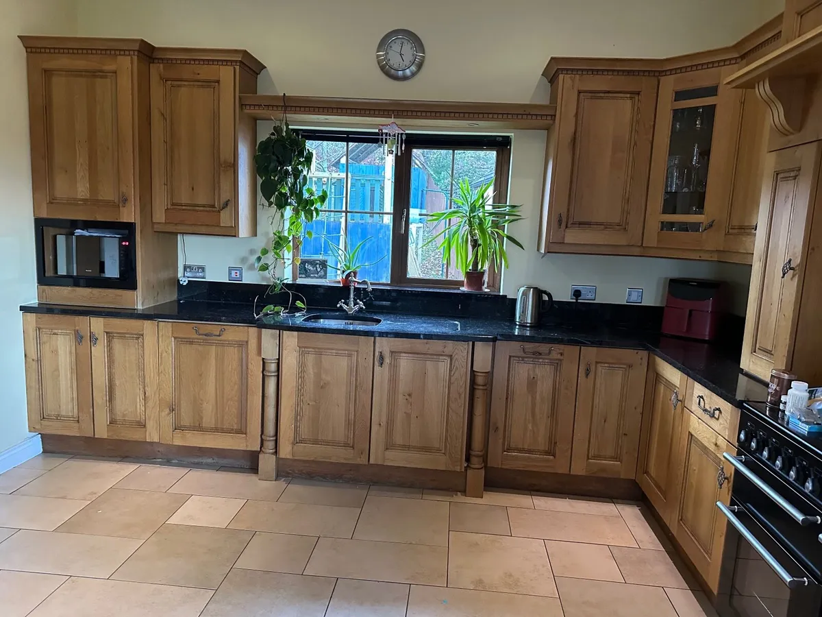 Traditional oak kitchen - Image 2