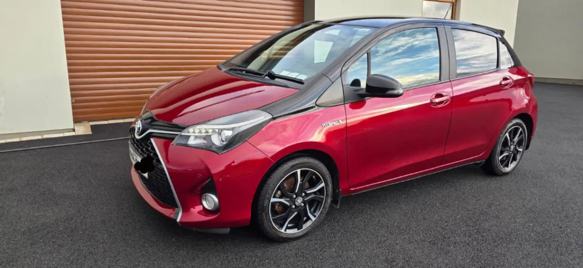 Toyota Yaris Design Hybrid Vvti - Image 2