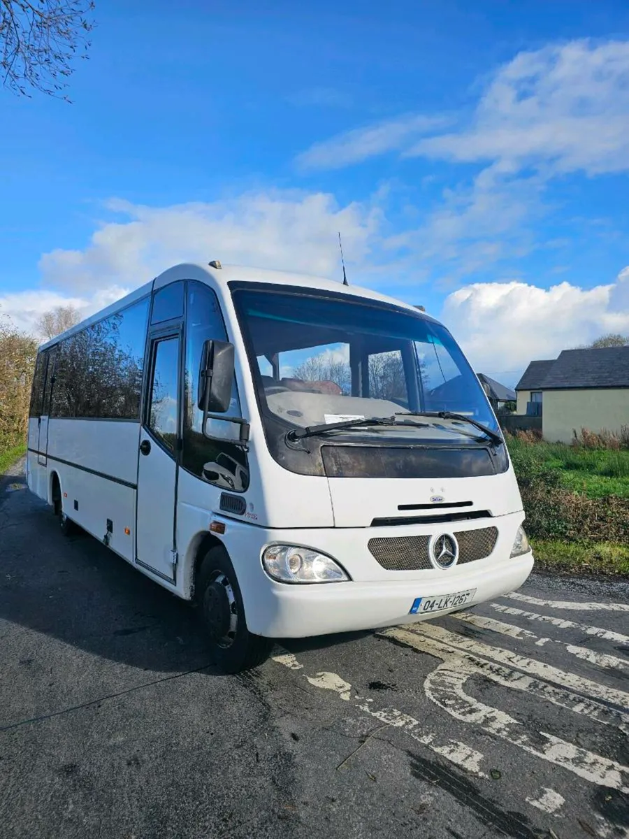 Mercedes Bus - Image 4