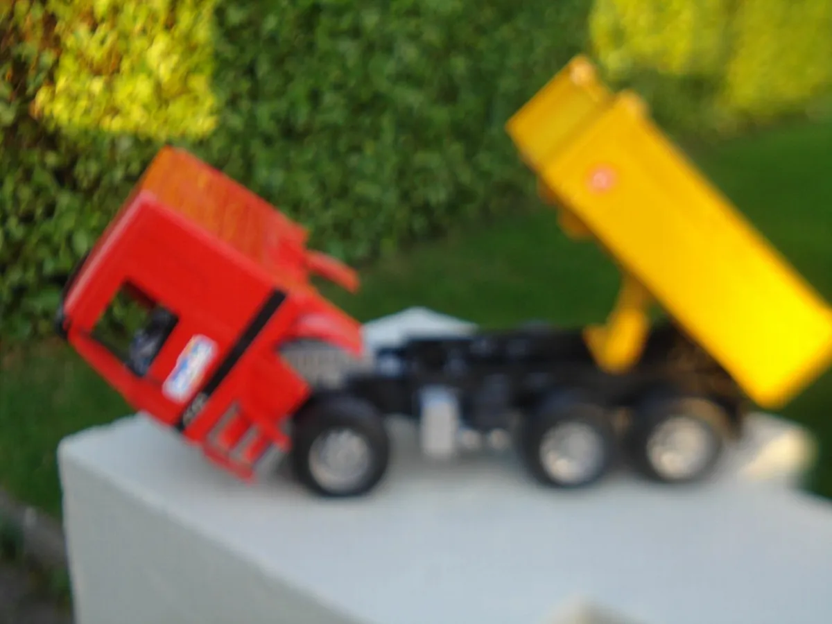 BRUDER MERCEDES ACTROS 4143 TIPPER. 1/16 SCALE. - Image 3