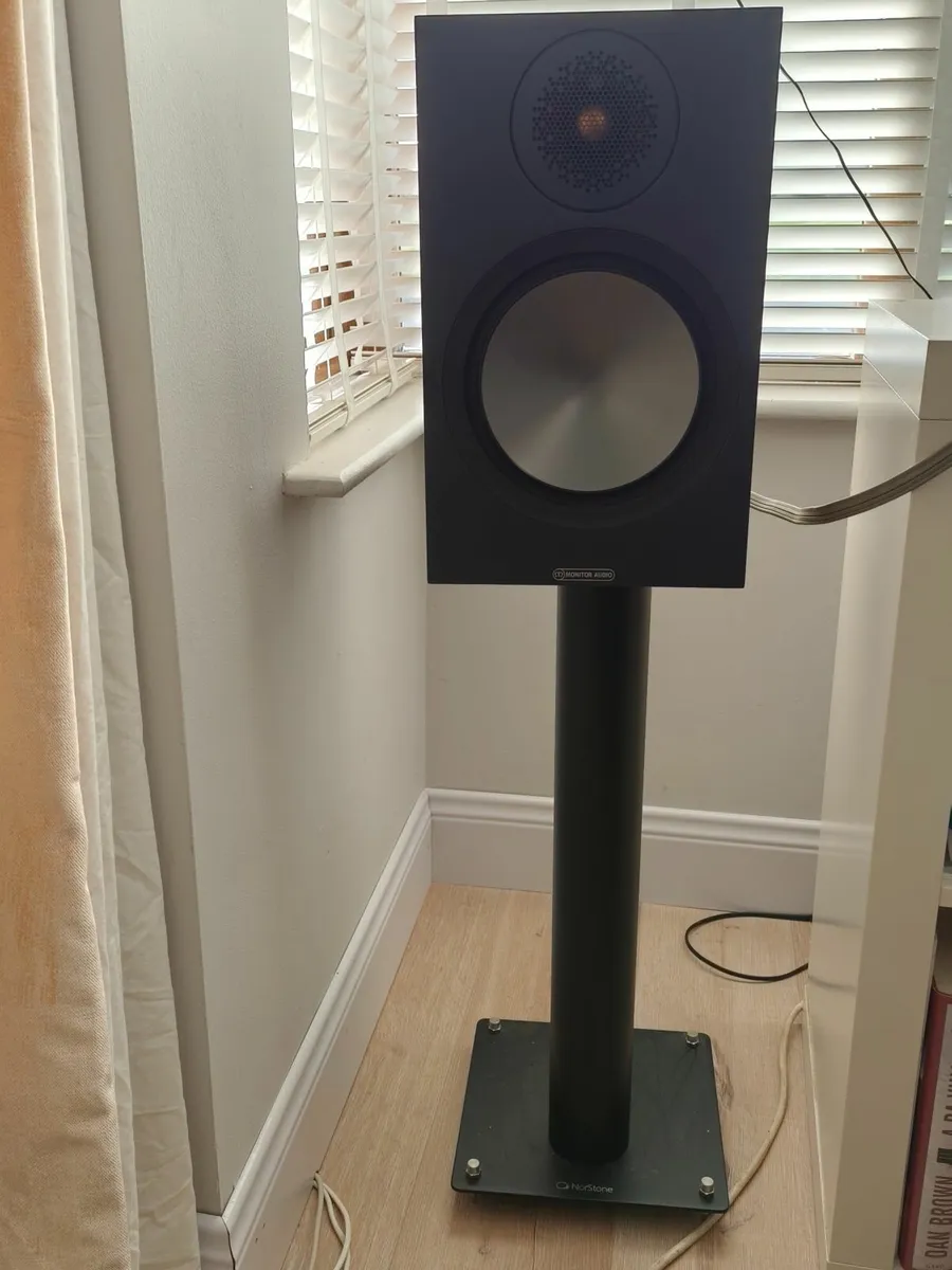 Monitor audio bronze 100 and  speaker stands. - Image 3