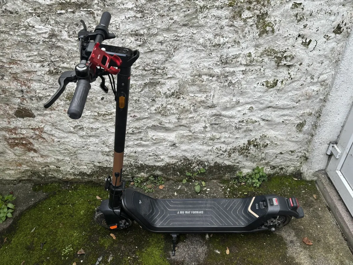 NIU KQi3 Pro Electric Scooter - Image 1