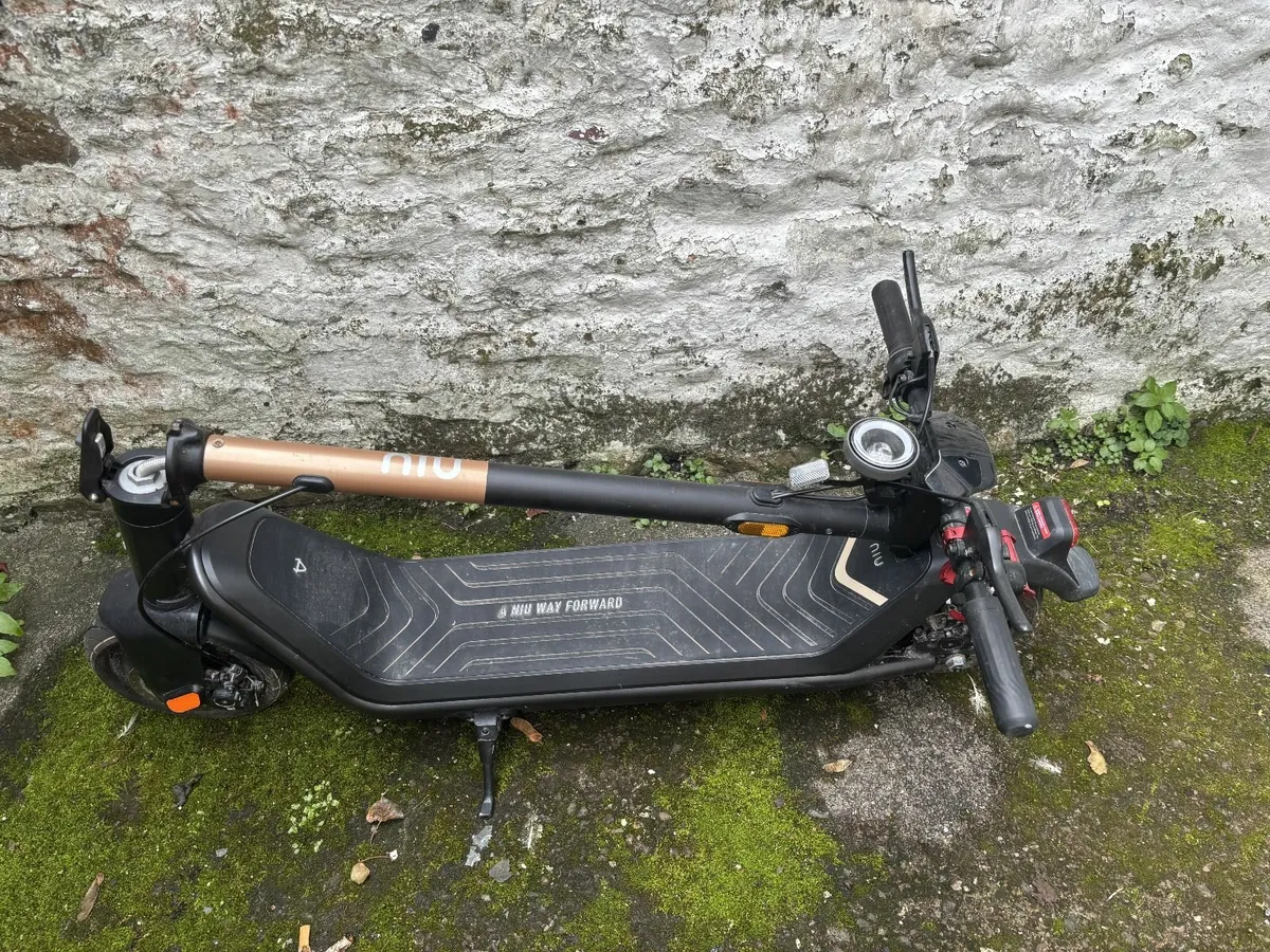 NIU KQi3 Pro Electric Scooter - Image 3