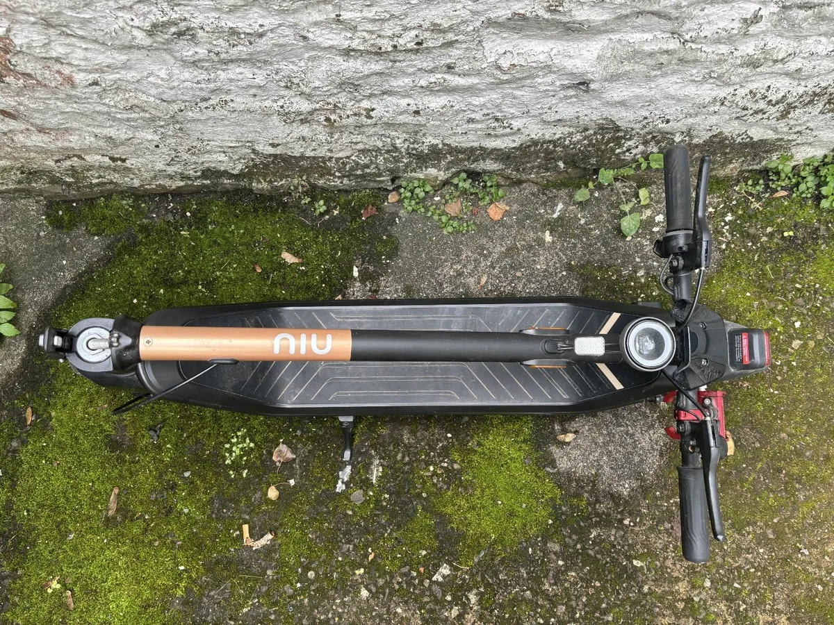 NIU KQi3 Pro Electric Scooter - Image 4
