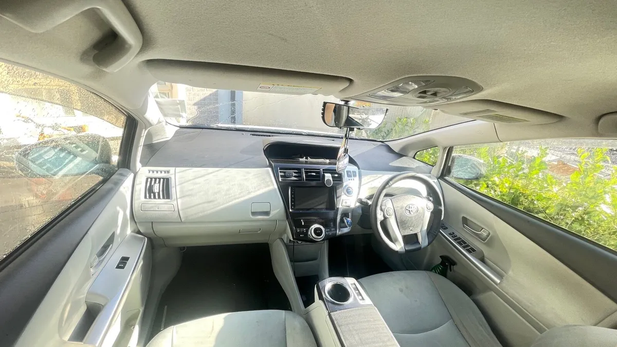 Toyota prius alpha 5 seater - Image 1