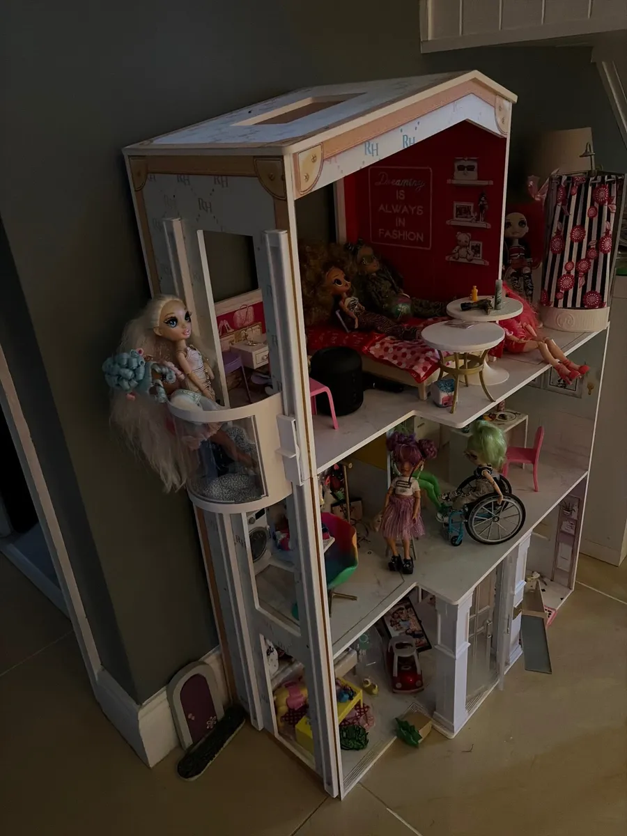 Girls doll house with accessories and several doll - Image 3