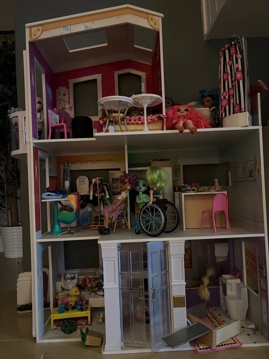 Girls doll house with accessories and several doll - Image 4