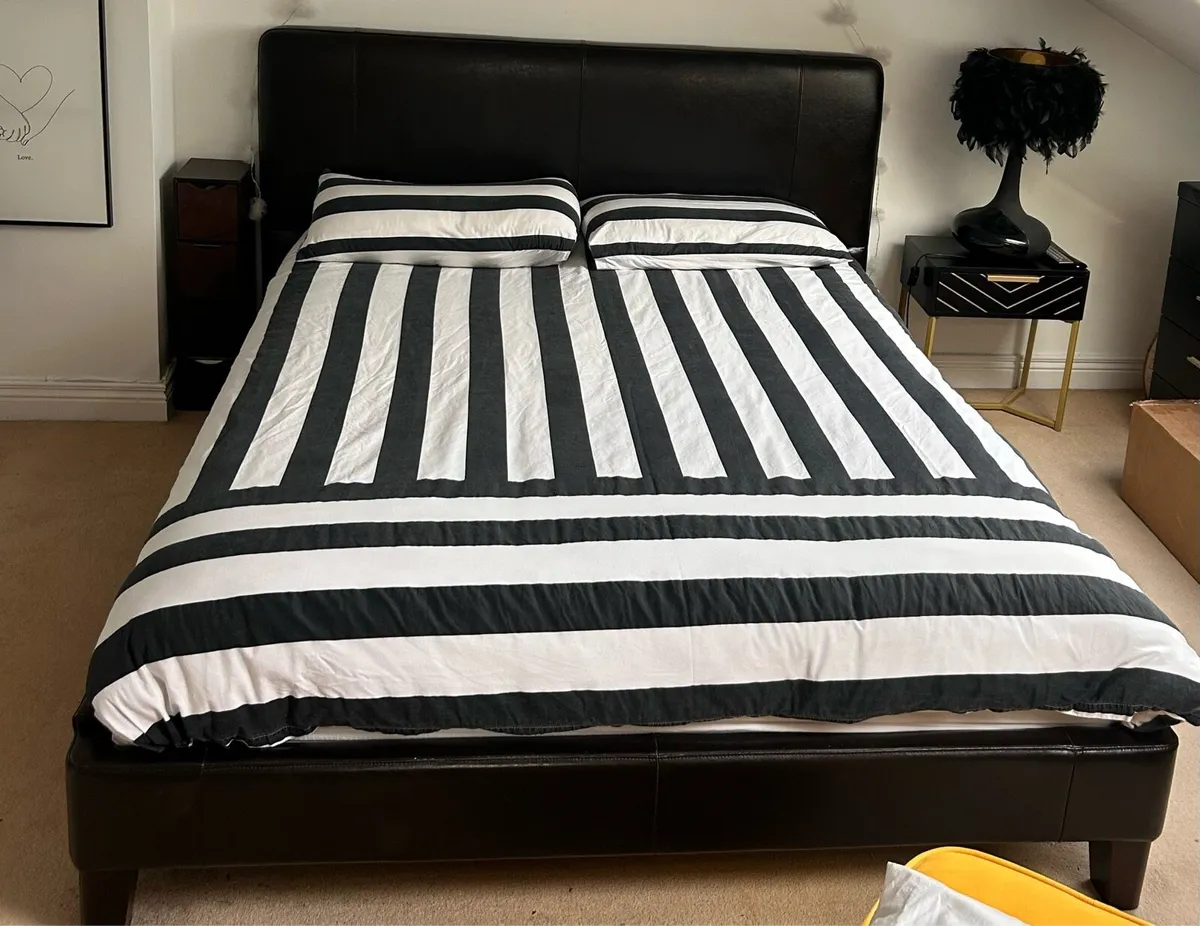 King size bed - Image 1