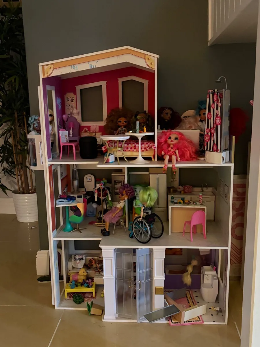 Girls doll house with accessories and several doll - Image 2