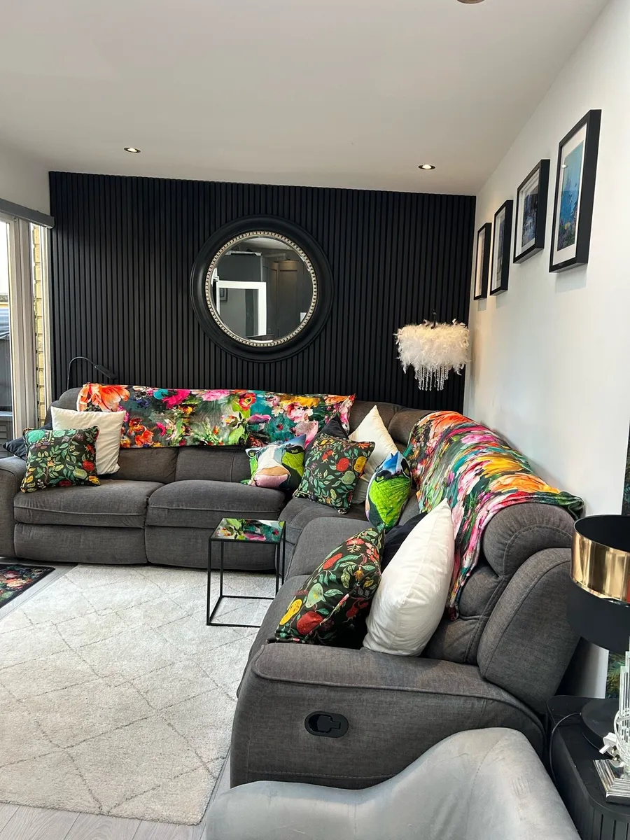 Corner couch - Image 1