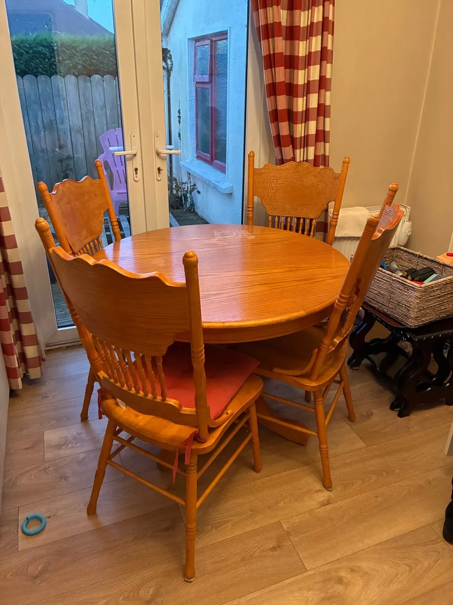 Table and chairs - Image 1