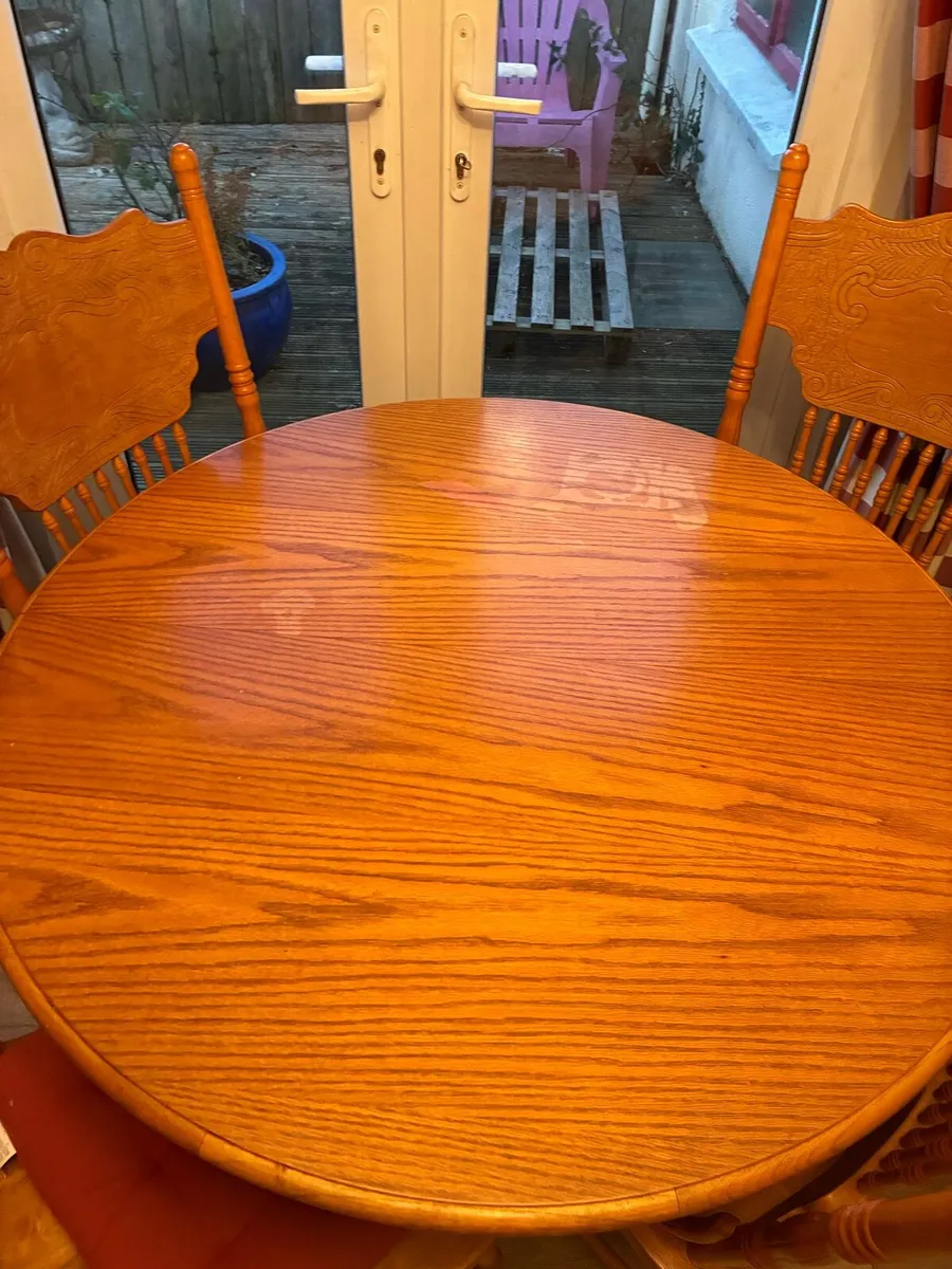 Table and chairs - Image 2