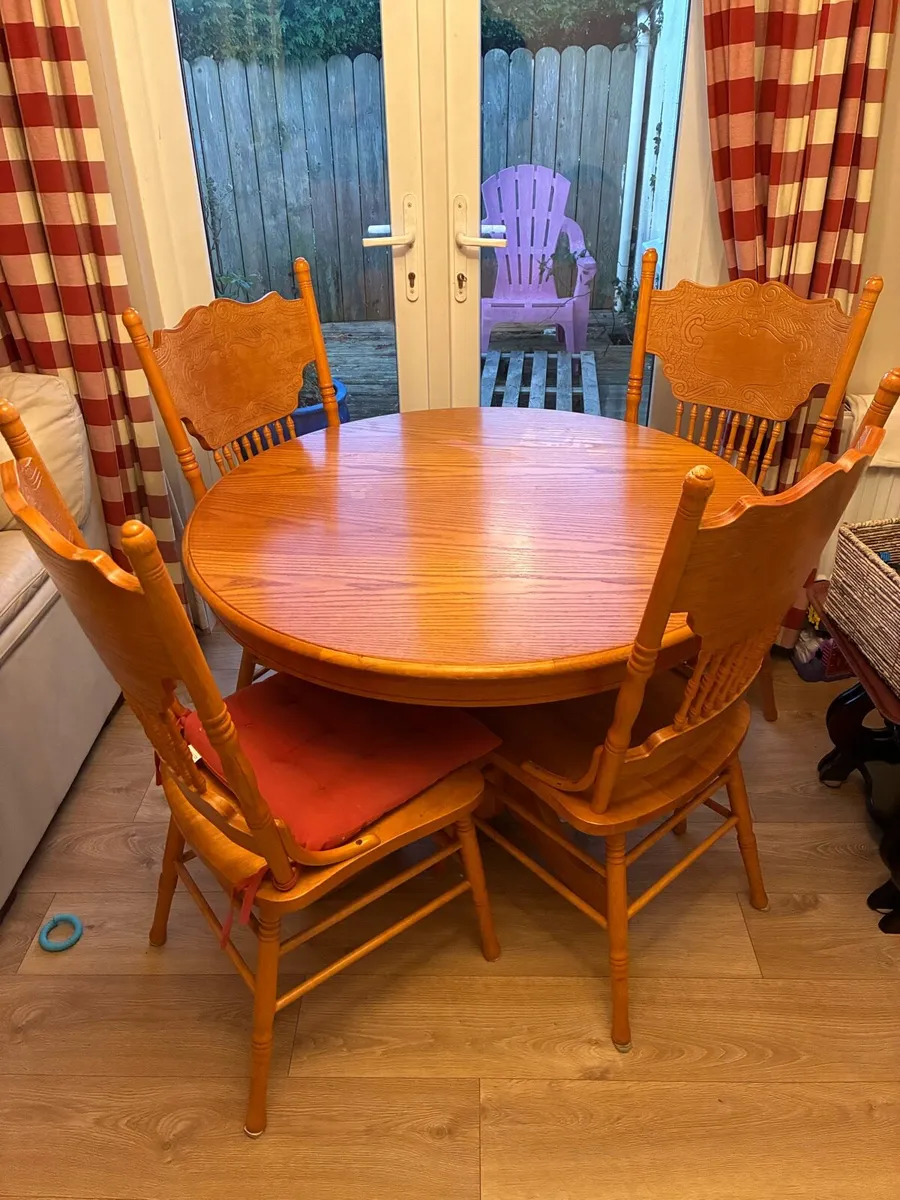 Table and chairs - Image 3