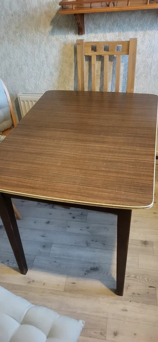 Table which extends for 6 people
