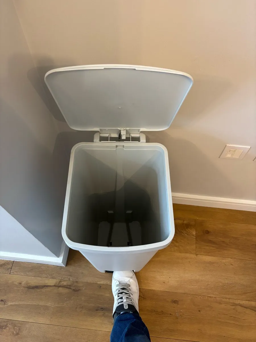 Brabantia StepUp Pedal Bin 40L - Light Grey - Image 4