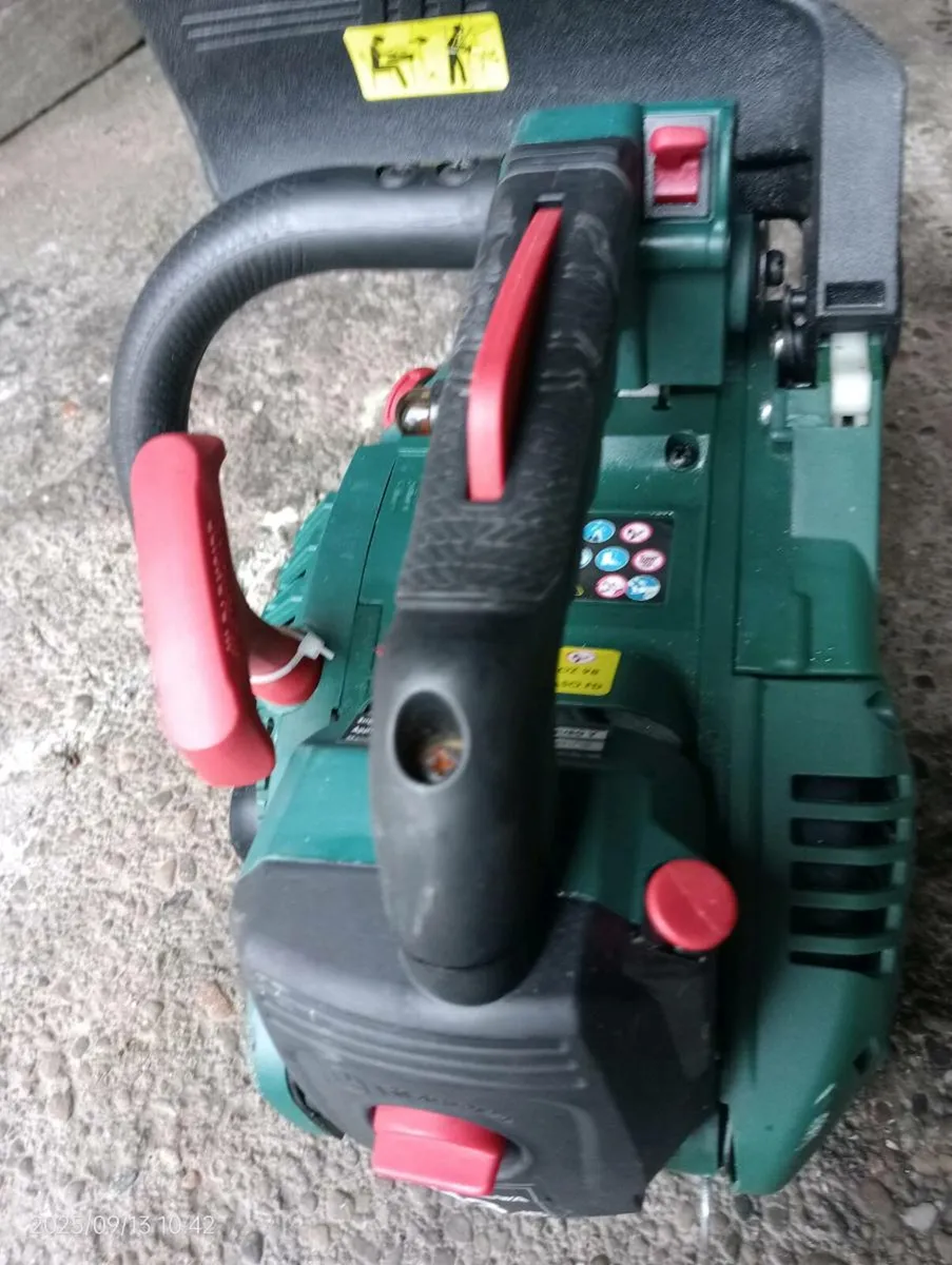 Petrol chainsaw used twice - Image 1