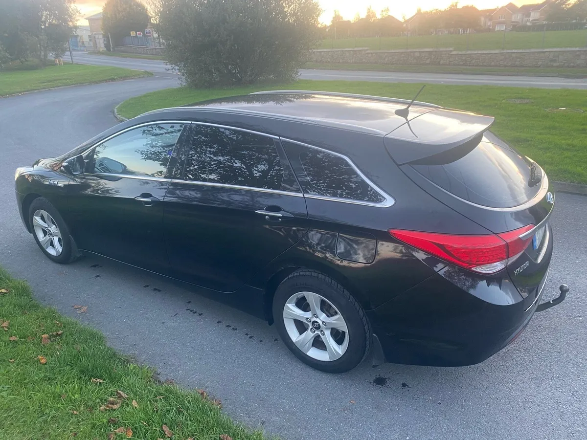 Hyundai i40 estate manual - Image 2