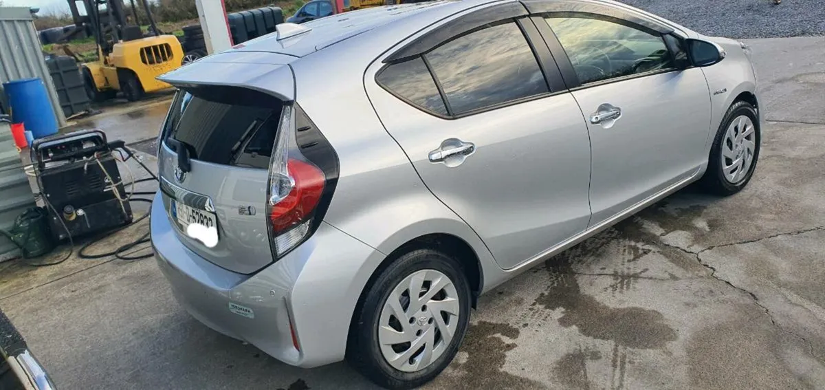 191 TOYOTA AQUA HYBRID - Image 3