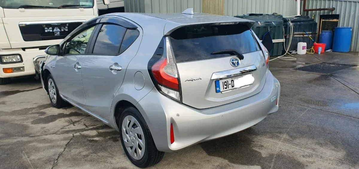 191 TOYOTA AQUA HYBRID - Image 4