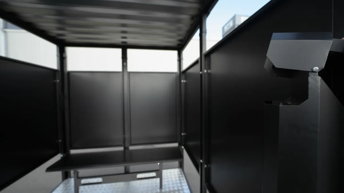 Compact Smoke Shelter – Easy to Move & Install - Image 1