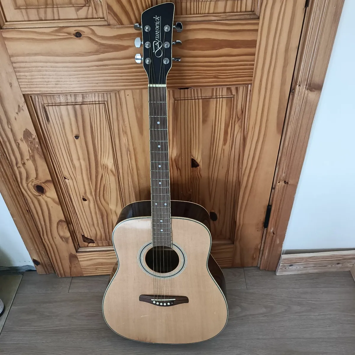 Acoustic guitar - Image 1