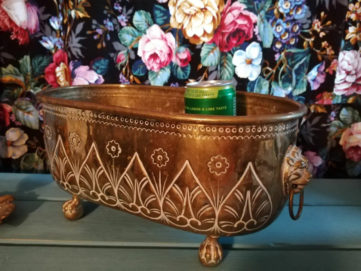 Quality Antique Brass Lions Head & PAW Planter - Image 1