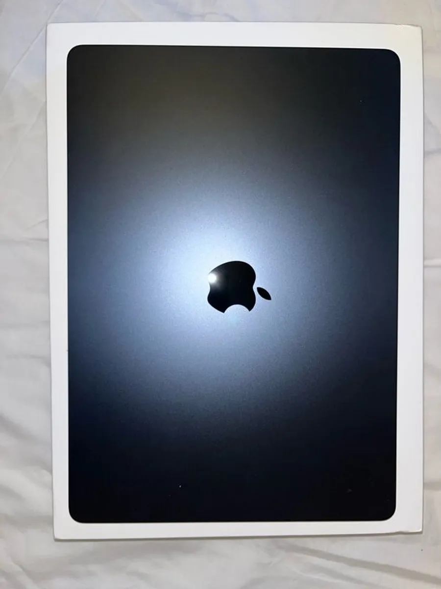 15-inch MacBook Air M3 2024 16GB 512GB, Excellent Condition, Magic Mouse and Original Case - Image 2