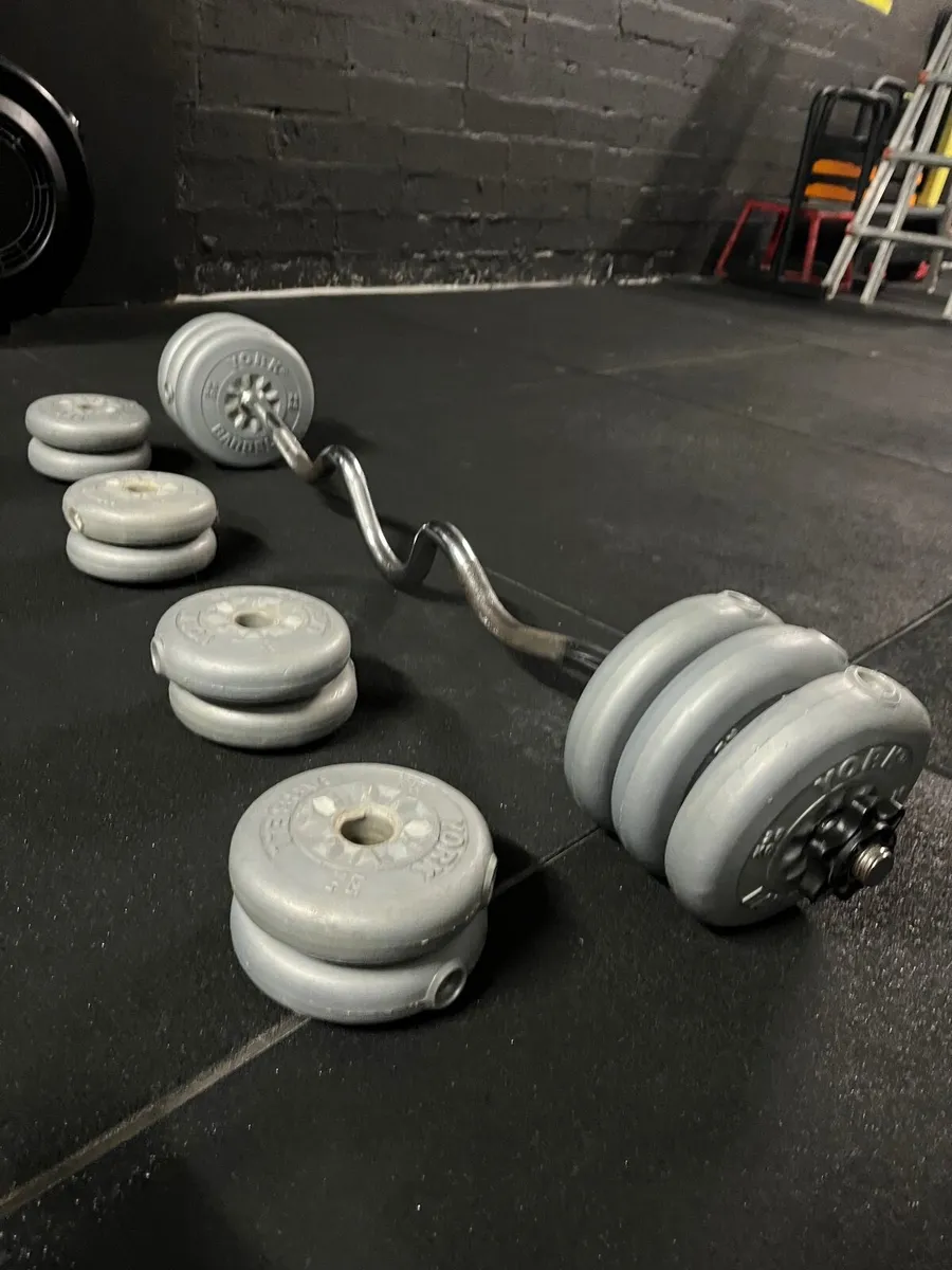 EZ Bar and 25kg of plates - Image 1