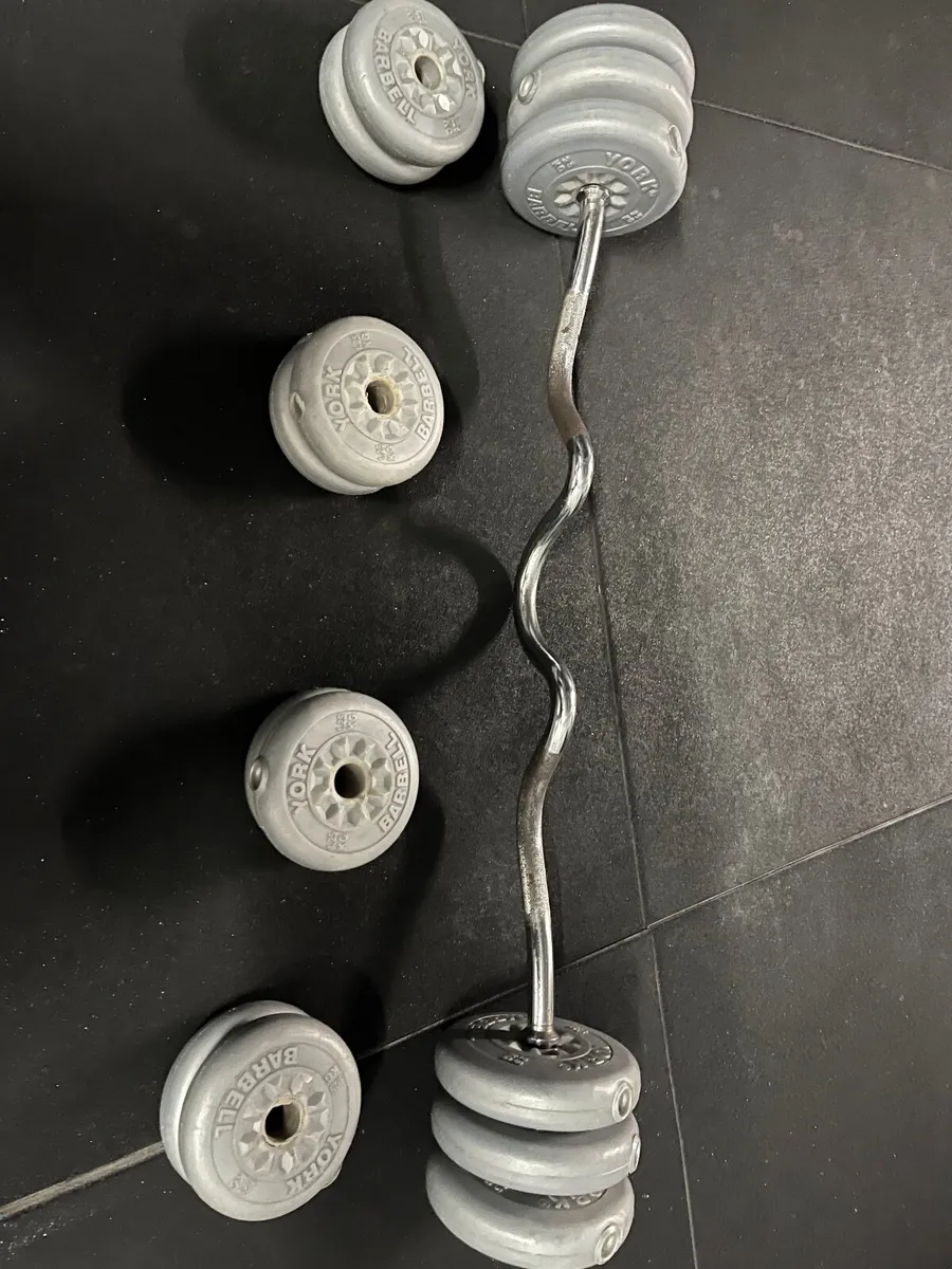 EZ Bar and 25kg of plates - Image 2