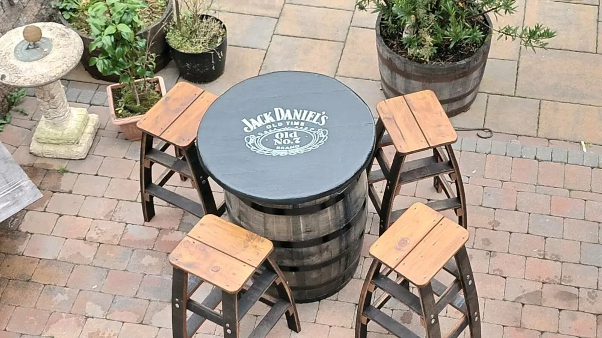 Barrel with stools - Image 2