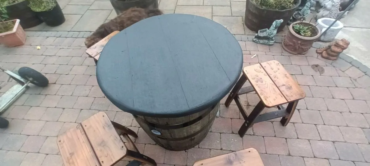 Barrel with stools - Image 3