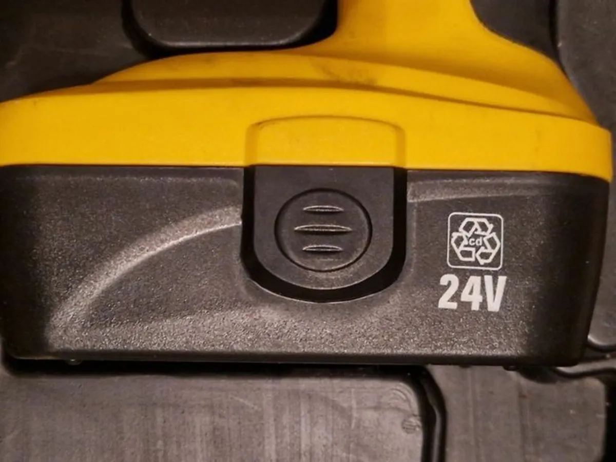 ROK POWERTOOLS DRILL, Charger, Bits in Carry Case - Image 3