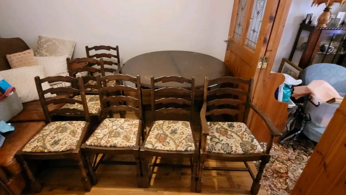 Dining table and 6 chairs - Image 1