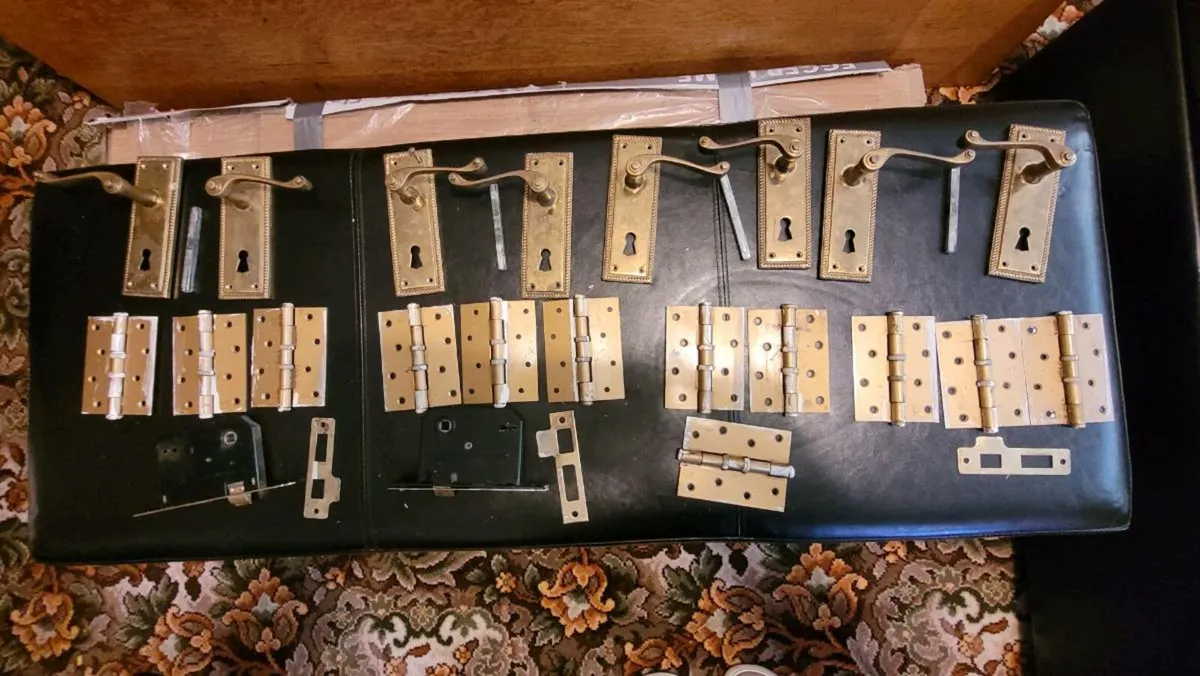 Assortment of door locks, handles and accessories - Image 2