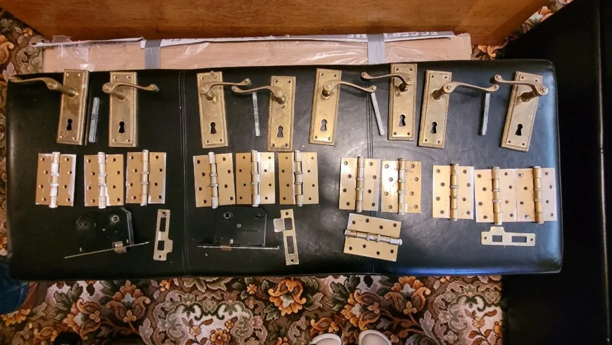 Assortment of door locks, handles and accessories - Image 3