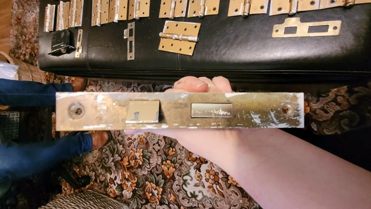 Assortment of door locks, handles and accessories - Image 4