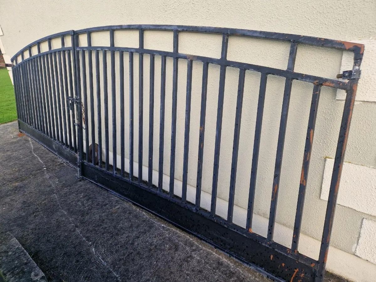 16 foot wide steel gates - Image 4