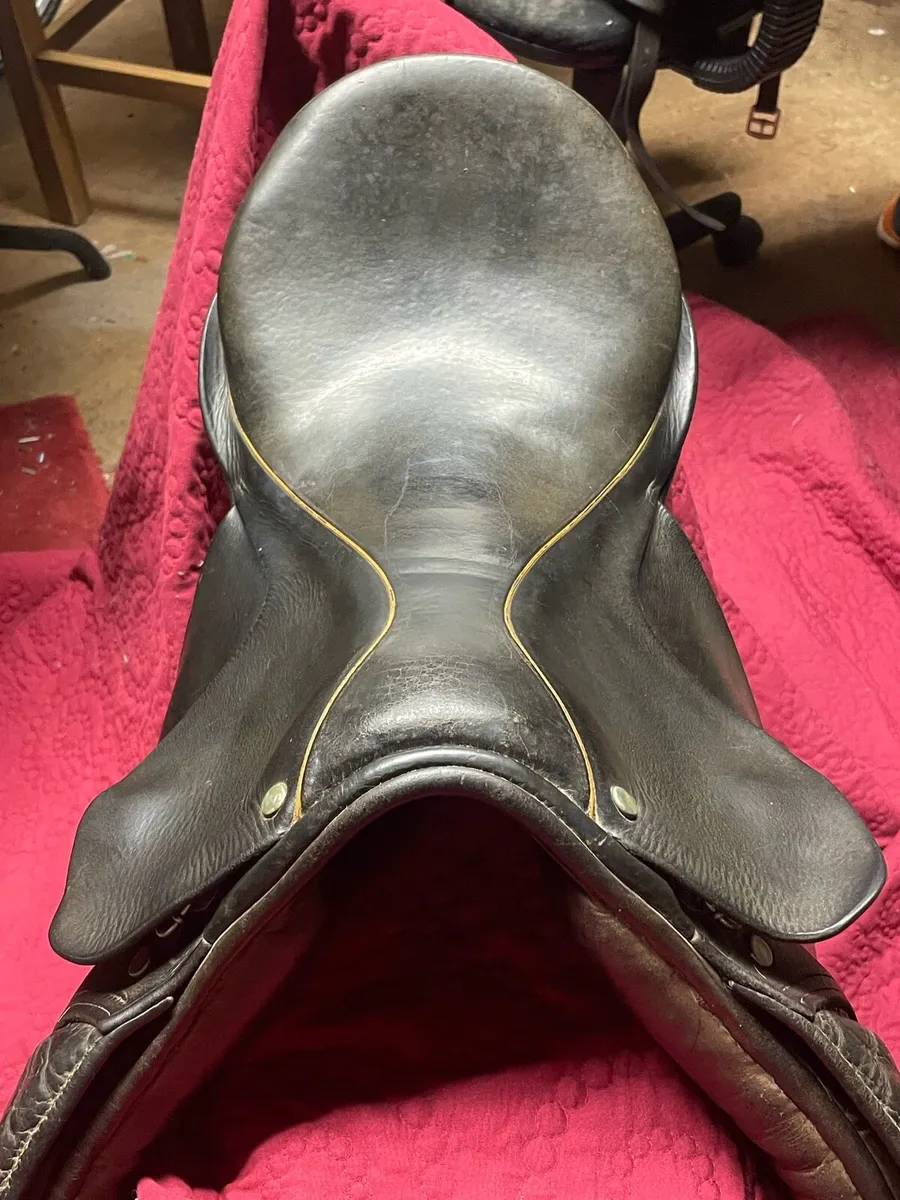 3 saddles and a selection of tack - Image 2