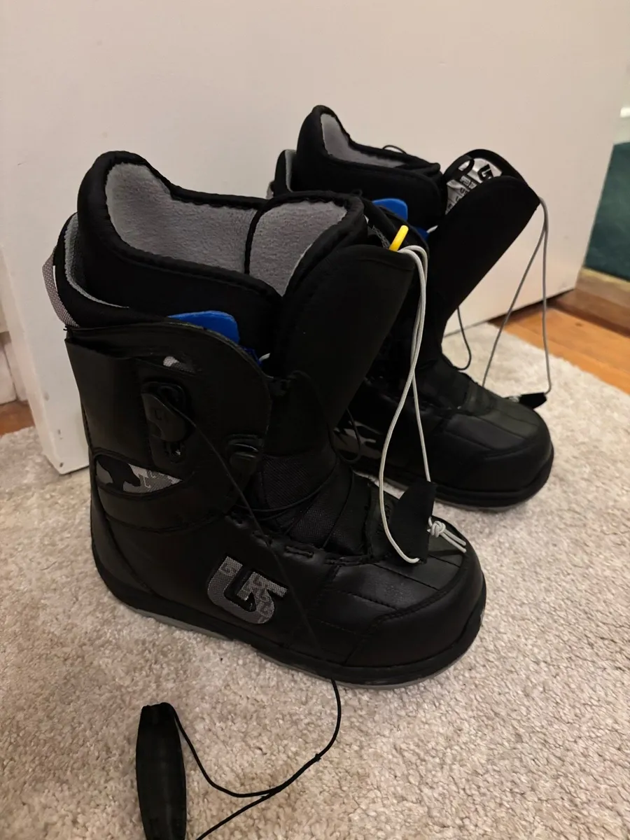 Burton snowboard boots women’s size 5 with bag - Image 1