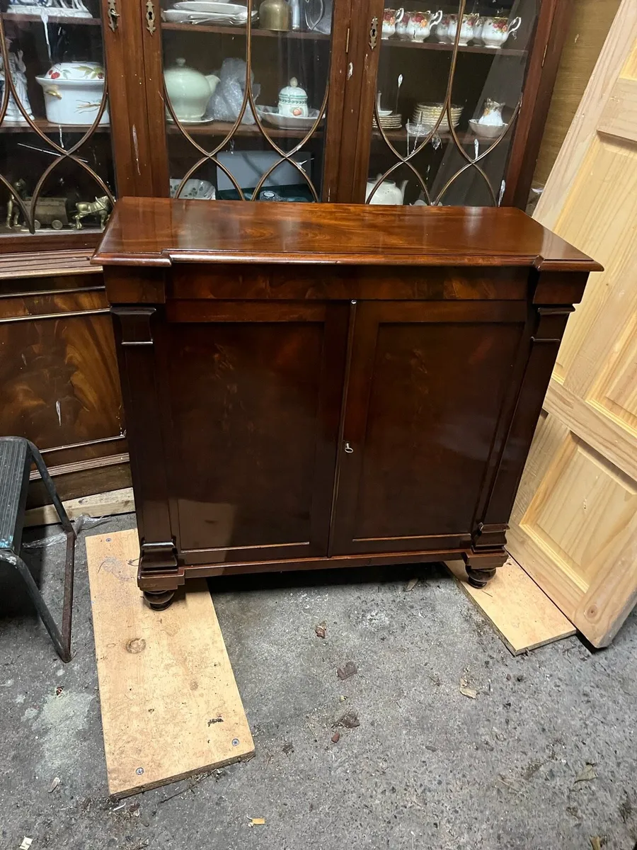 Mahogany cabinet - Image 1