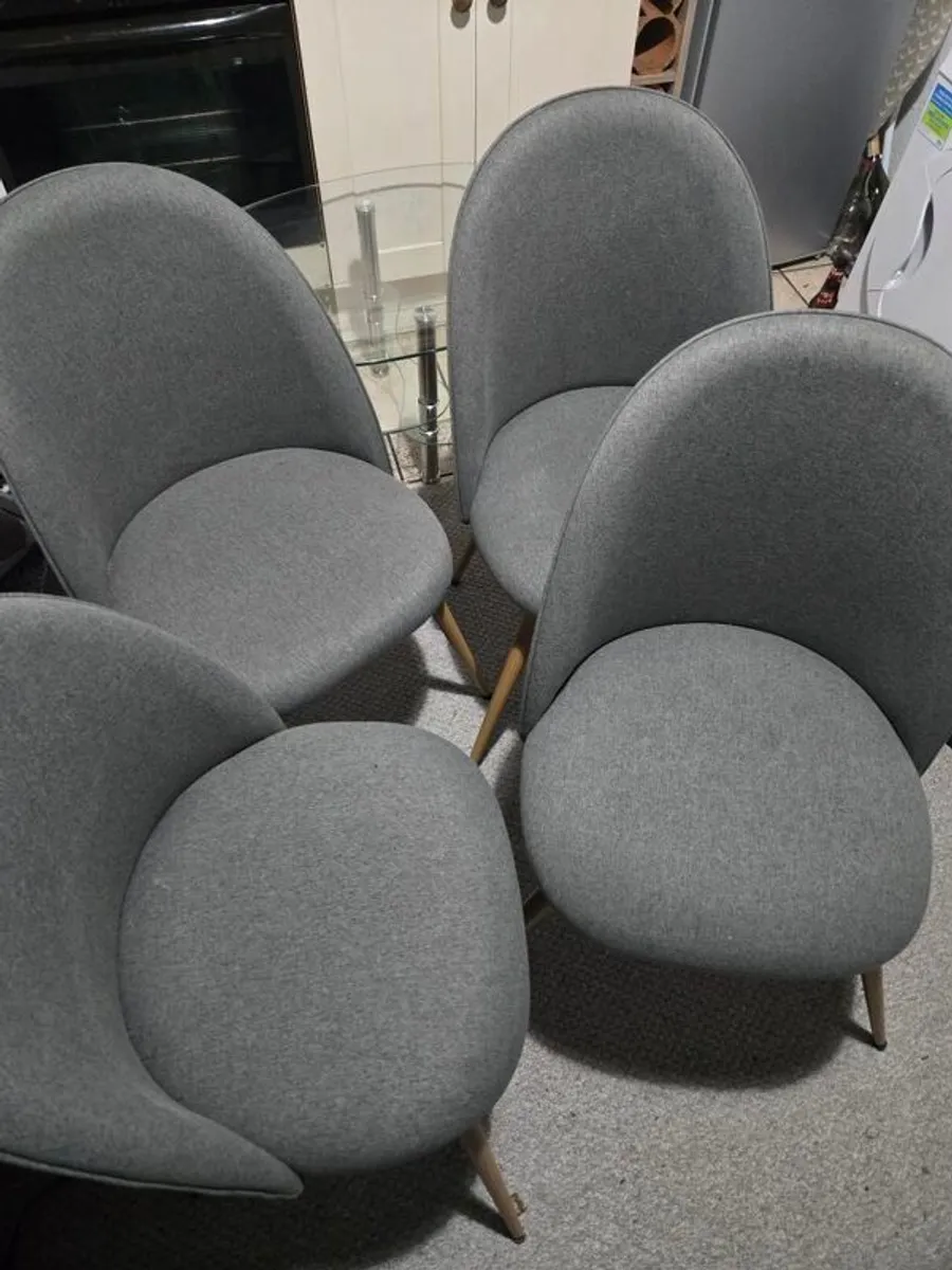 4 dining chairs and foldable dining table - Image 1