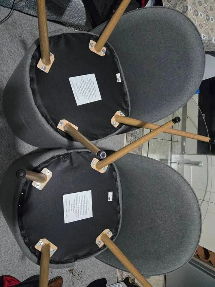 4 dining chairs and foldable dining table - Image 2