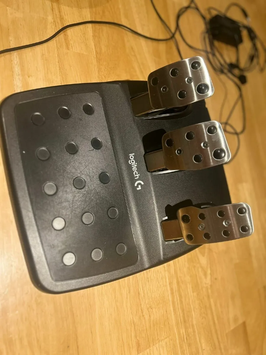 X box steering wheel and pedal - Image 3