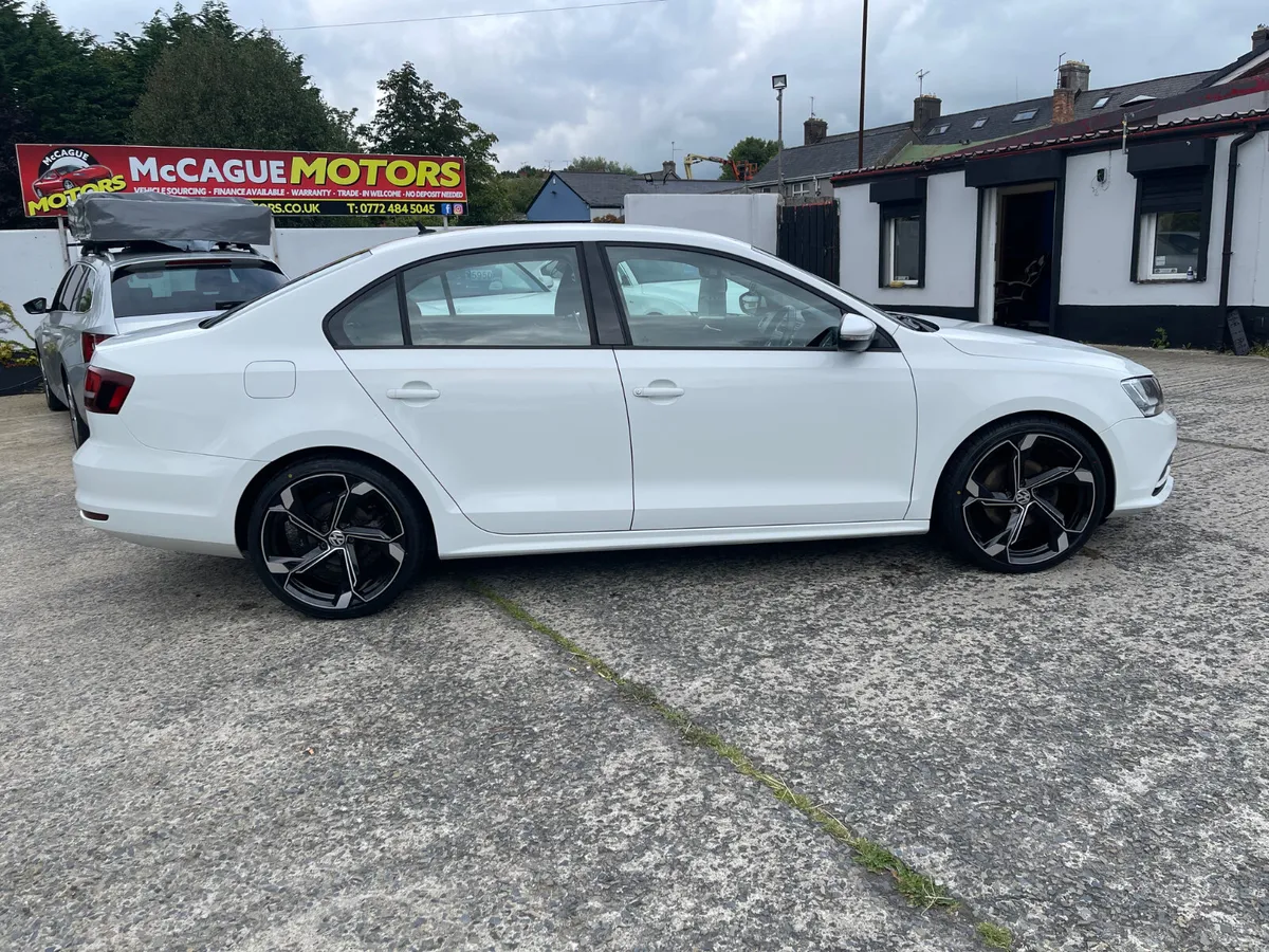 Volkswagen Jetta 2017 - Image 2